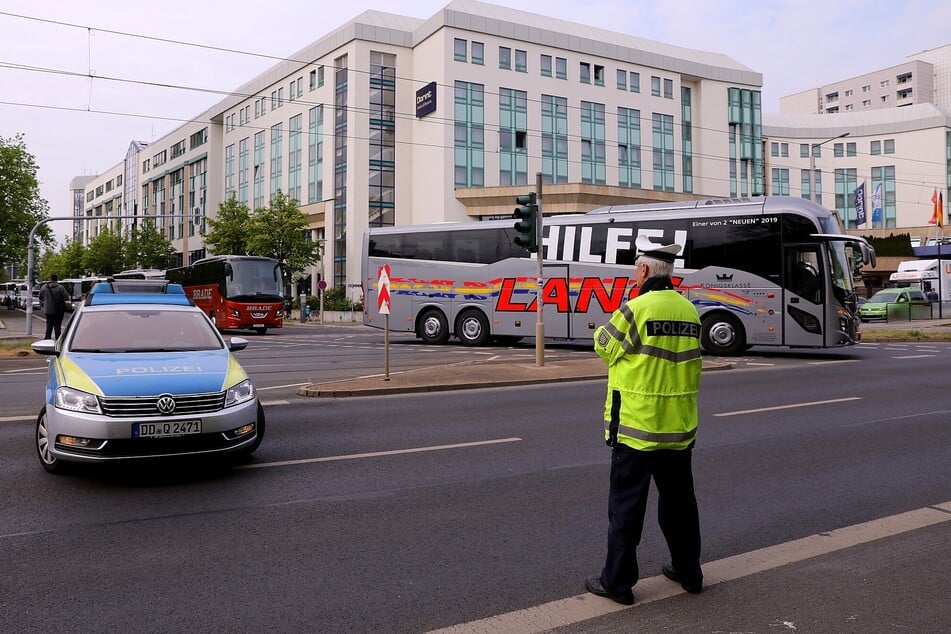 Die Busse biegen auf die Grunaer Straße in der Dresdner City.