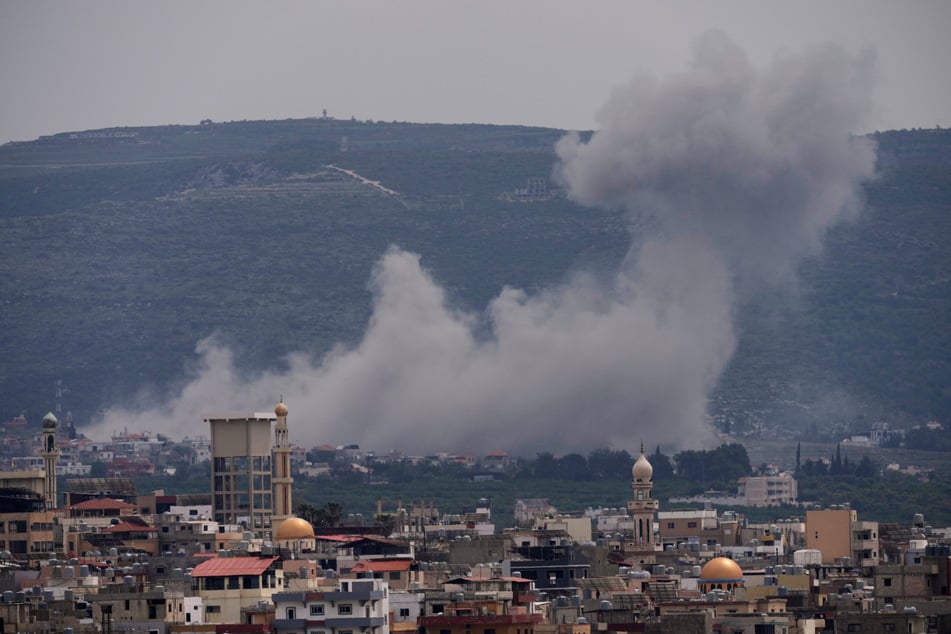 Rauch steigt nach einem israelischen Luftangriff auf das Dorf Qlaileh auf, fotografiert von der südlichen Hafenstadt Tyrus aus.