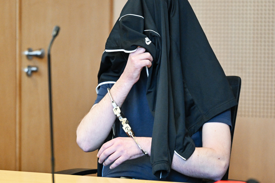 Der Angeklagte (38) soll am 23. Dezember 2022 in Schöneiche bei Berlin auf seine Großmutter eingeschlagen und eingestochen haben. Später soll er zwei Polizisten attackiert haben.