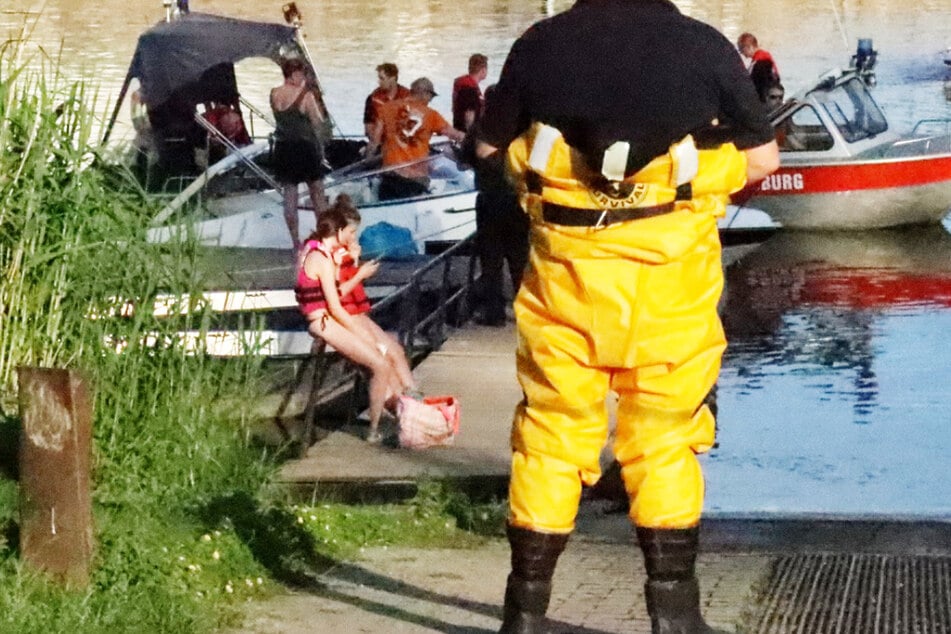 Alarm auf dem Rhein: Sportboot droht zu sinken, vier Menschen in Gefahr
