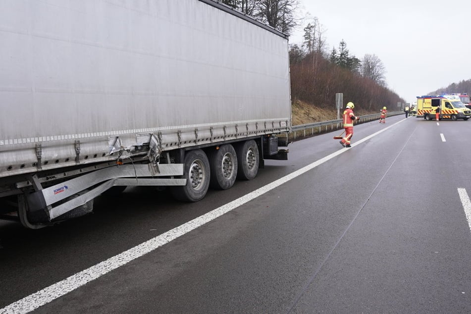 Der Audi fuhr auch einem Lkw in die Seite.