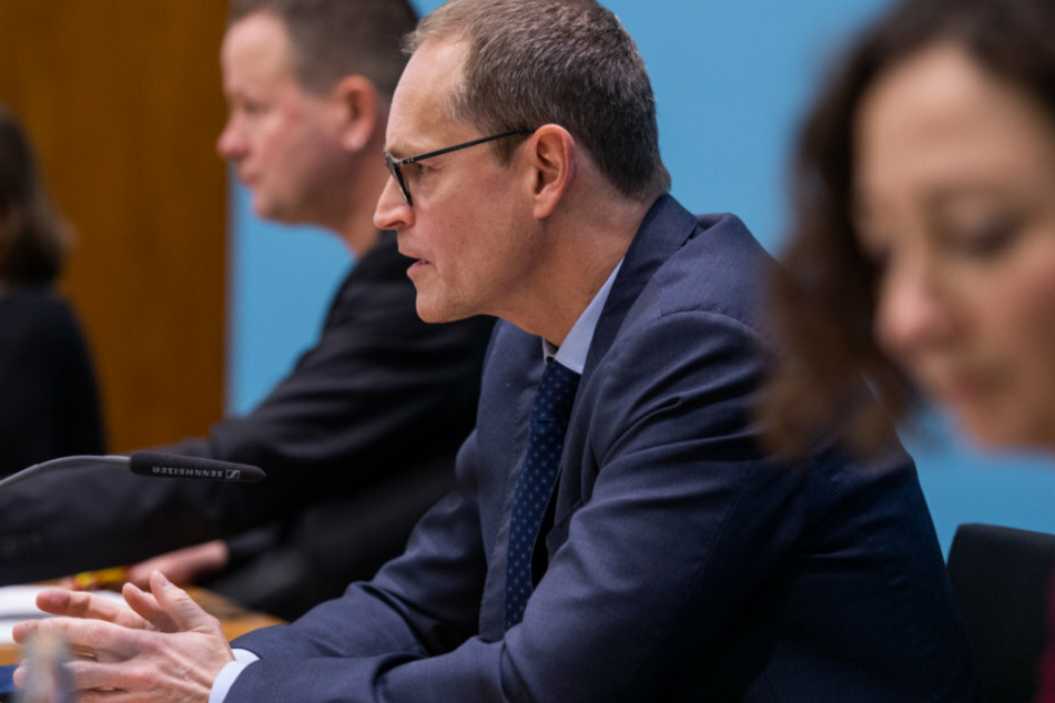 Klaus Lederer (46, Die Linke, l-r), Kultursenator von Berlin, Michael Müller (56, SPD), Berlins Regierender Bürgermeister, und Ramona Pop (43, Bündnis 90/Die Grünen), Wirtschaftssenatorin von Berlin, bei einer Pressekonferenz.