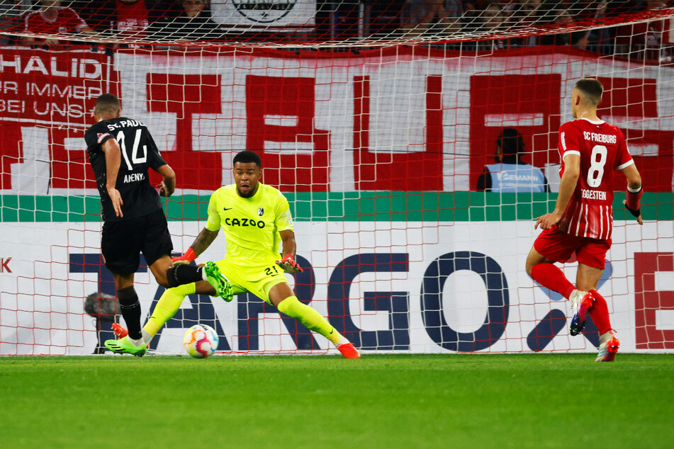 Das hätte bereits das 1:0 sein müssen: FCSP-Stürmer Etienne Amenyido (24, l.) vergibt in der 37. Minute eine Riesenchance gegen den SC Freiburg.