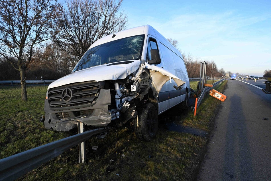 Am Freitagmittag kollidierte ein Transporter auf der A4 bei Burkau mit Notrufsäule und Leitplanke.