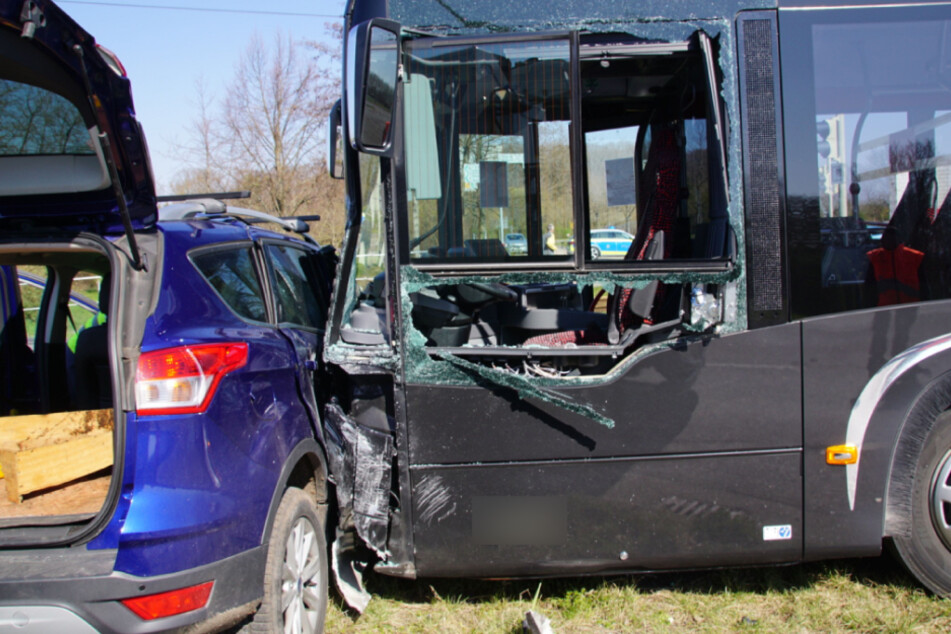 Zwei Autos und Bus prallen zusammen: Mindestens zwei Verletzte