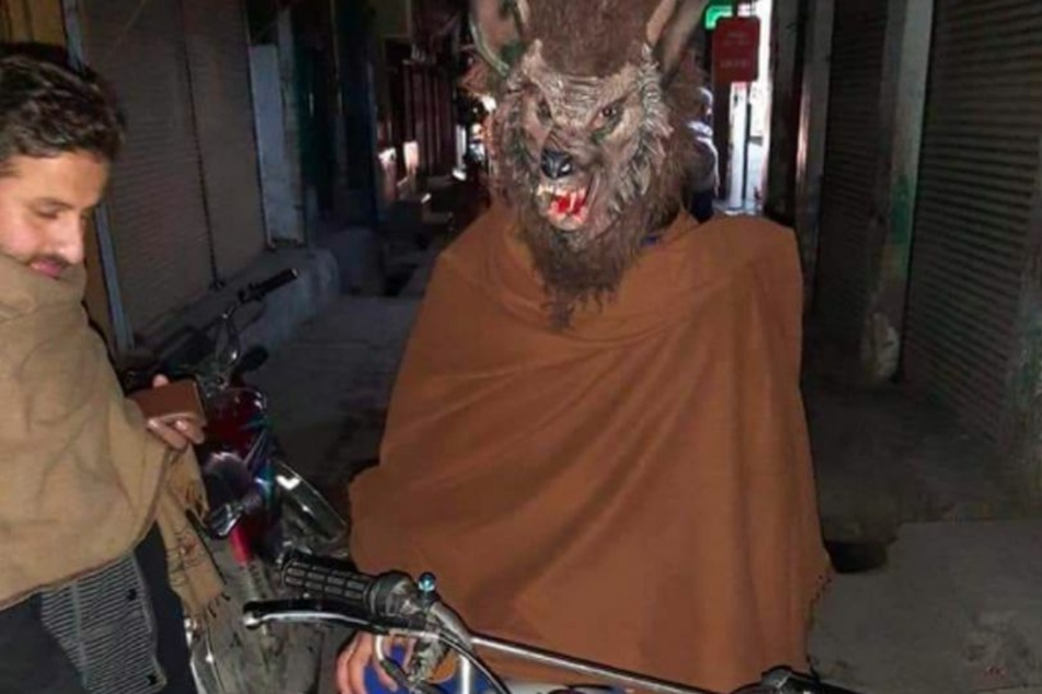 Zuvor war er auf seinem Motorrad in den Straßen von Pershawar unterwegs.