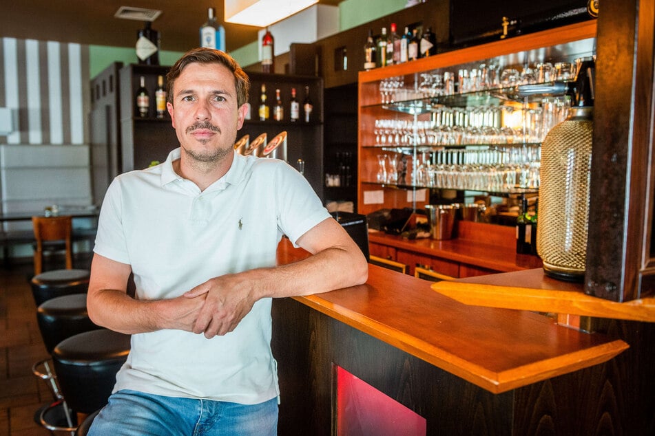 Gastronom Henrik Bonesky (41) sitzt am leeren Tresen des henrics. Nach mehr als 18 Jahren hat er sich zur Schließung durchgerungen. Foto: Kristin Schmidt