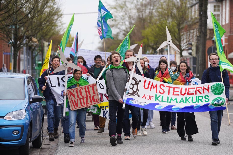 Klimaaktivisten von Fridays for Future demonstrierten am Freitag gegen das geplante LNG-Terminal in Brunsbüttel.