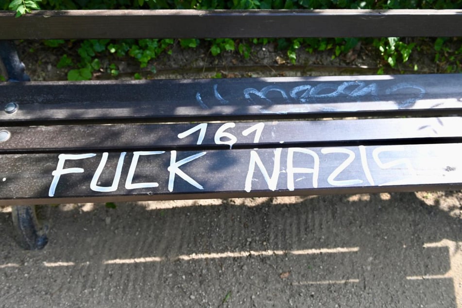 Dieser altbekannte Spruch gegen Nazis ziert eine andere bank.