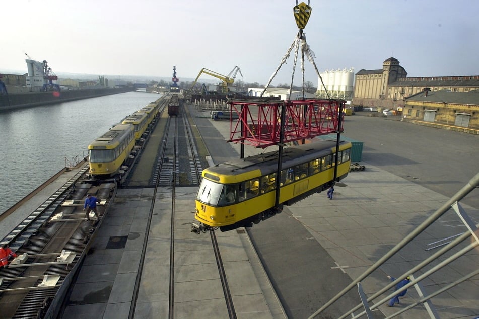 Anfang 2001 machten sich im Alberthafen 16 Tatra-Wagen auf Spezialwaggons auf den Weg nach Rumänien.