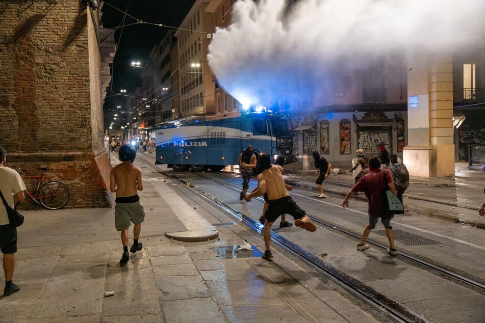 Demonstranten bewarfen in Bologna die Polizei.
