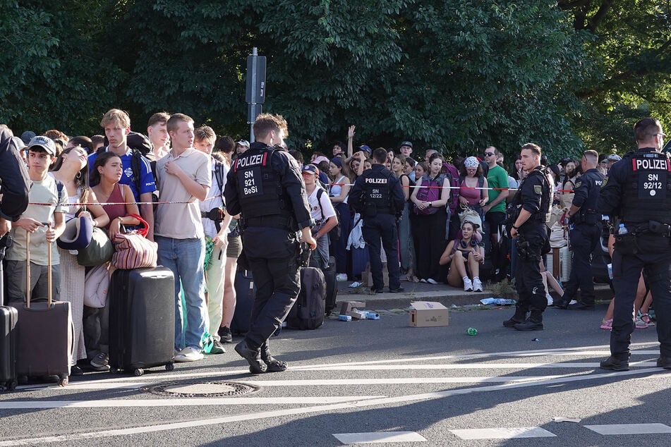 Hunderte Menschen mussten am Freitag auf der Strehlener Straße wegen stark verspäteter Busse in der Hitze ausharren. Die Polizei war im Einsatz.