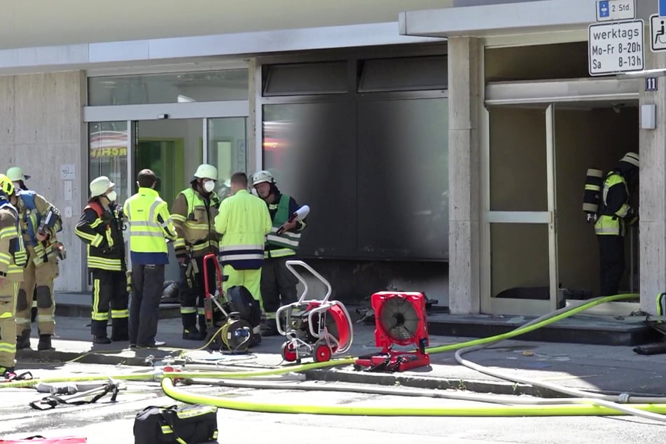 Bei einer folgenschweren Explosion in Garching bei München sind am Montagvormittag vier Menschen verletzt worden.