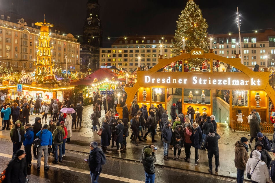 Für den Striezelmarkt war in den letzten Jahren auch die anliegende Fahrbahn der Wilsdruffer Straße gesperrt worden.