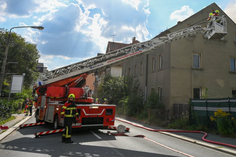 Unter anderem mit einer Drehleiter löschte die Feuerwehr die Flammen.