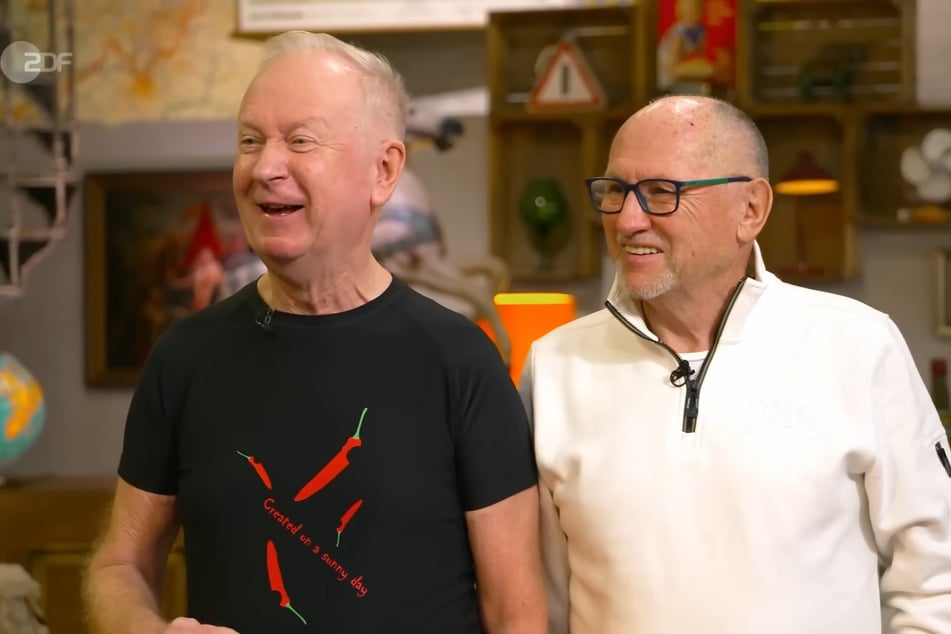 Wolfgang (l.) und sein Kumpel Manfred wollen bei "Bares für Rares" eine Schale verkaufen.