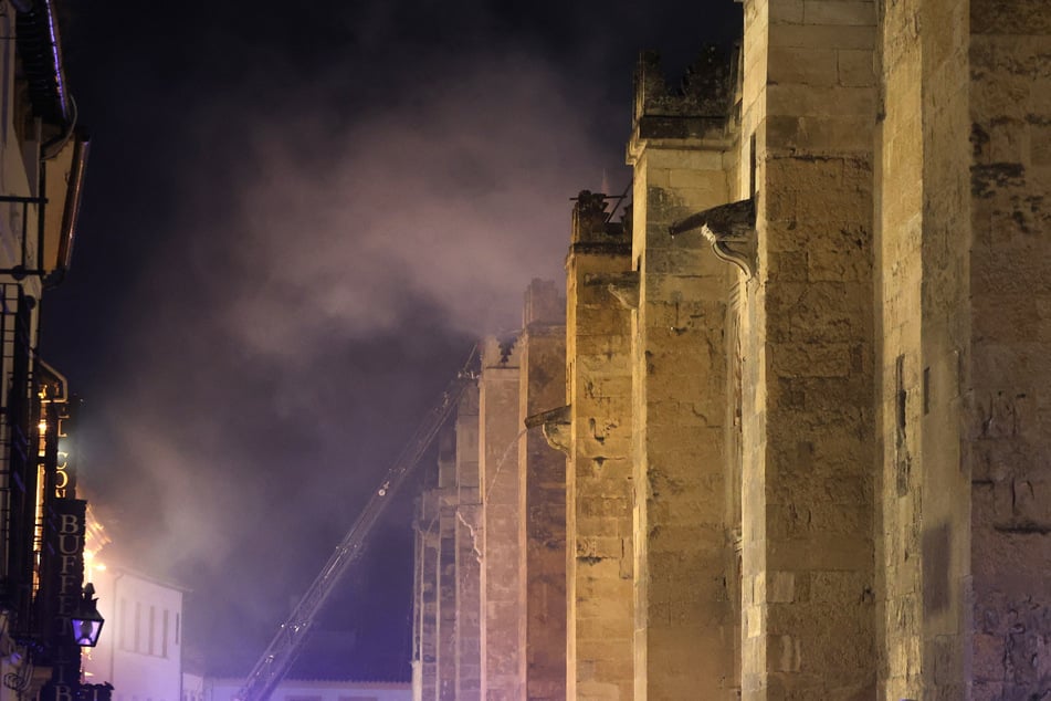 Nach Angaben des Bürgermeisters von Córdoba weise das Bauwerk nach dem Brand erhebliche Schäden auf.