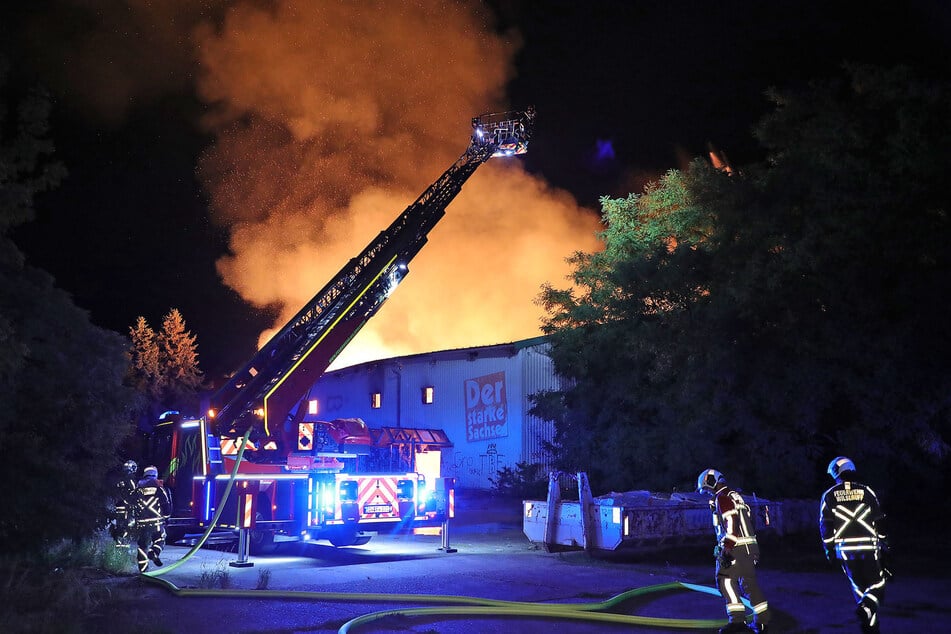 Einsatzkräfte konnten ein Übergreifen der Flammen verhindern.