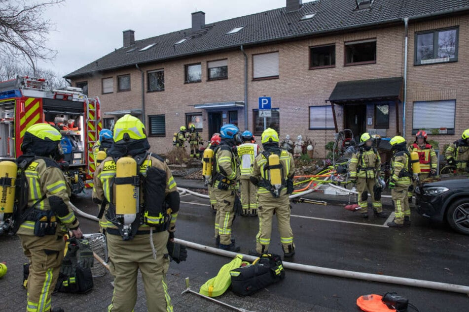 Zahlreiche Feuerwehrkräfte waren am Dienstagmorgen in Korschenbroich im Einsatz.
