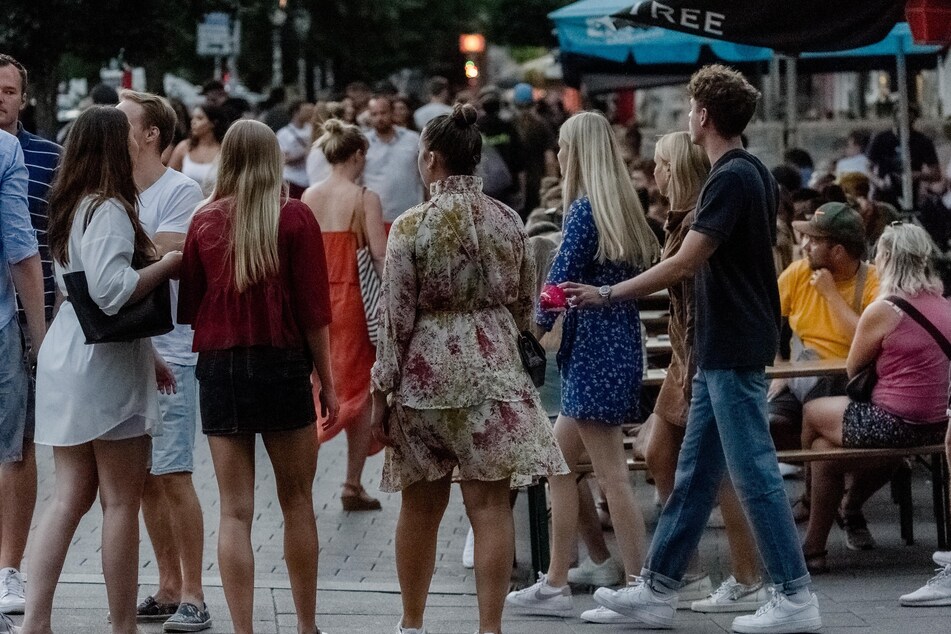 Das nächtliche Außer-Haus-Verkaufsverbot von Alkohol in Hamburgs beliebtesten Ausgehvierteln bleibt auch am kommenden Wochenende bestehen. (Symbolbild)