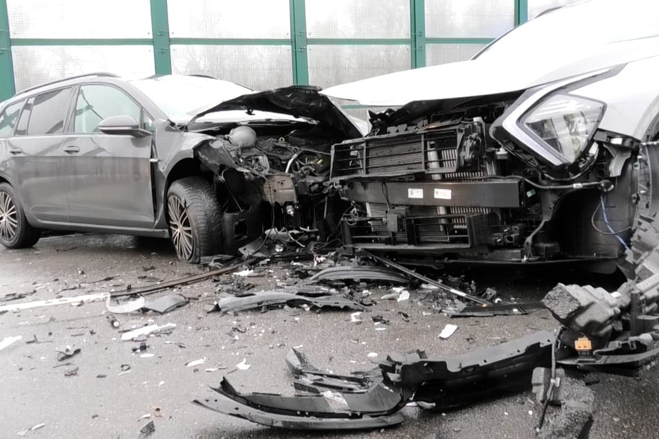Die beiden Autos wurden durch den Crash massiv beschädigt - Fahrzeugteile lagen auf der Straße verteilt.