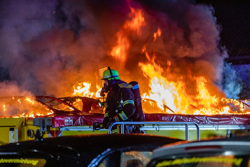 Das E-Auto brannte im Container lichterloh und stellte die Feuerwehr vor eine Herausforderung.