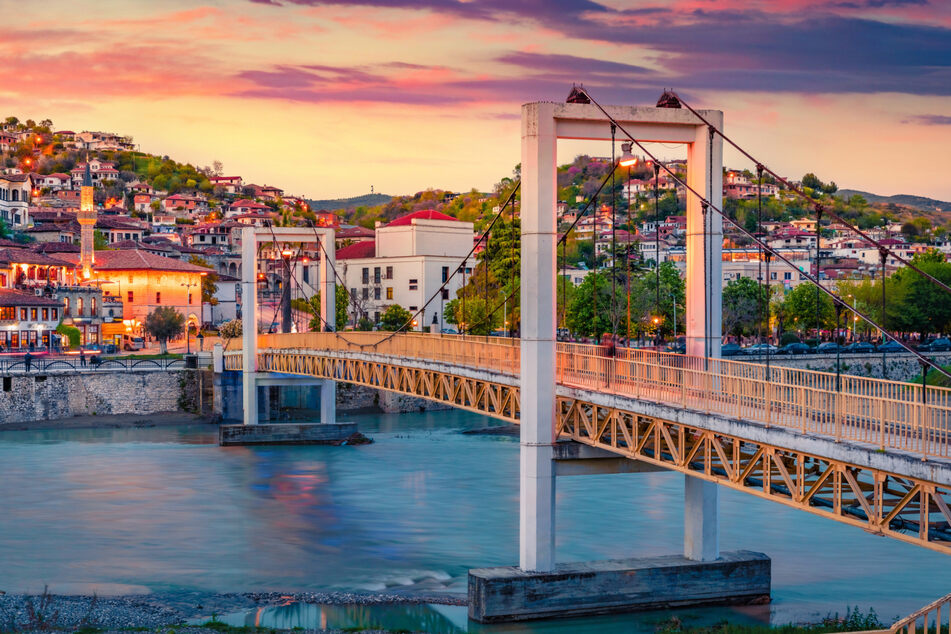 Sommerferien-Geheimtipp Albanien: romantischer Sonnenuntergang an der Brücke über den Fluss Osum im albanischen Berat.