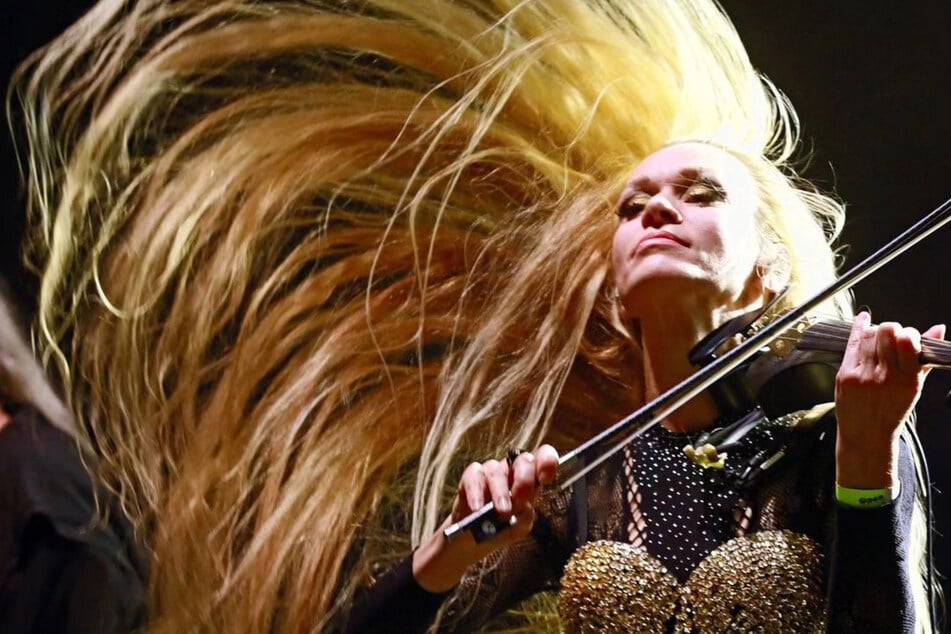 Rockgeigerin Ally Storch in Aktion. Bekannt geworden ist sie mit der Band Subway to Sally.