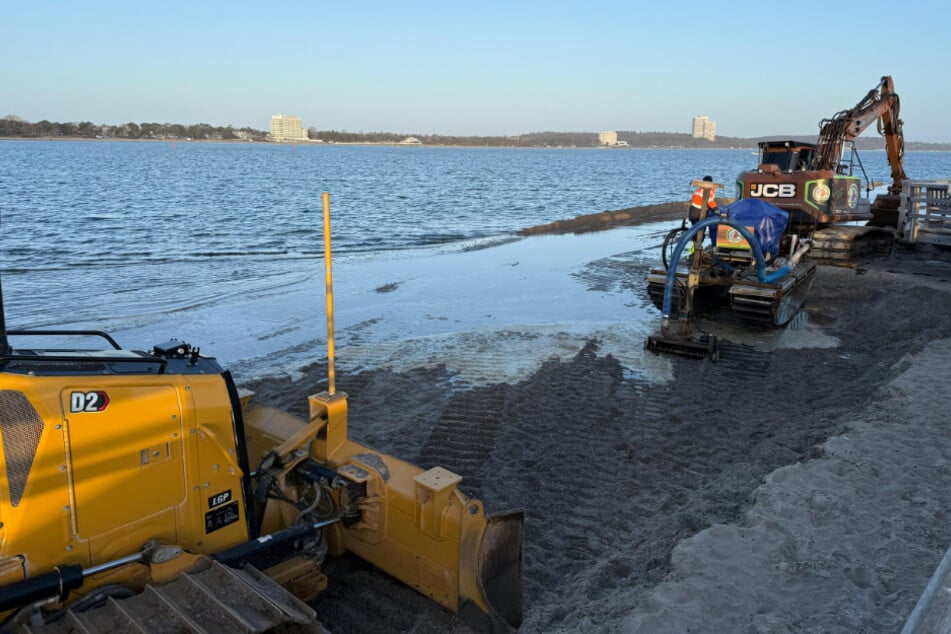 Der Wasserstand ist über Nacht gestiegen. Unter anderem ist der Damm, den sich einer der Bagger "gebaut" hatte, überspült worden.