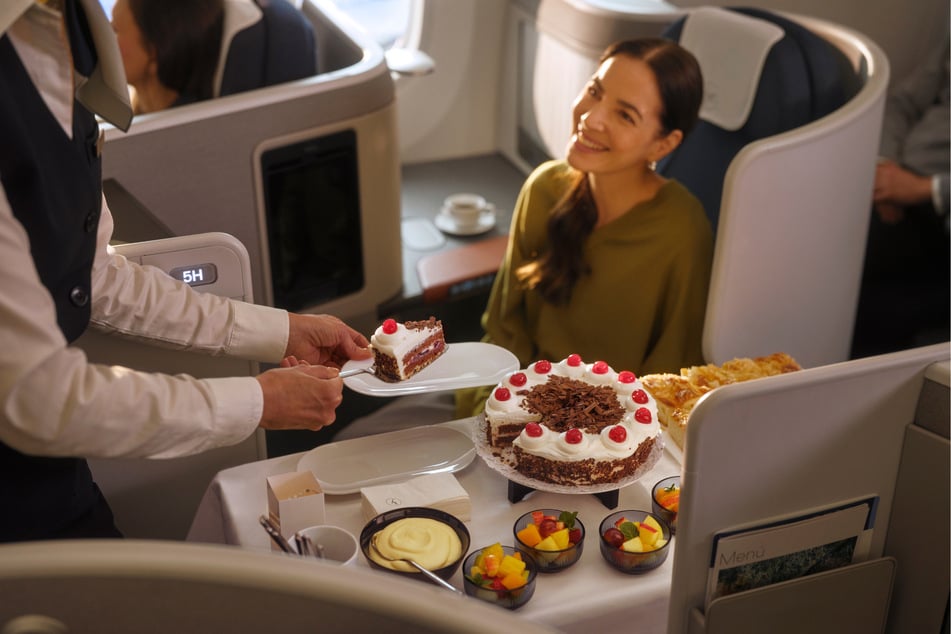 In der Business-Class werden künftig auch Kaffee und Kuchen serviert.