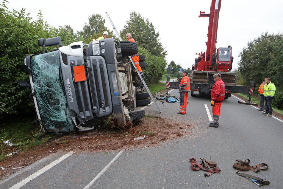 4,6 Tonnen Sprengstoff und Zünder hatte der bei Gersdorf verunglückte Laster geladen. Explosionsgefahr habe nicht bestanden, sagt die betroffene Firma.