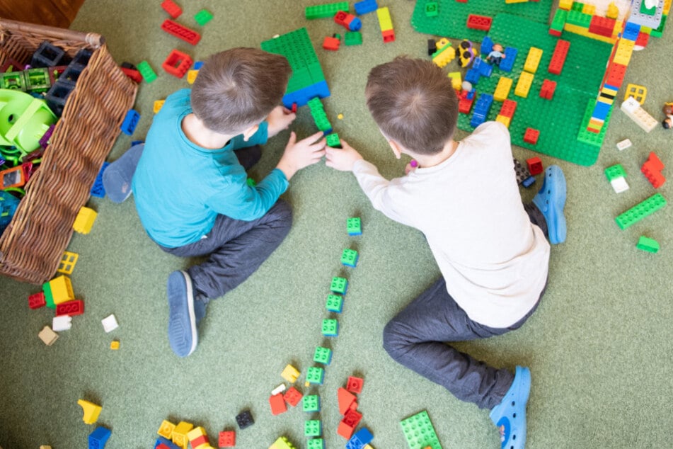 Knirpse beim Spielen: Der empfohlene Betreuungsschlüssel wird in Sachsen fast nirgendwo erreicht.