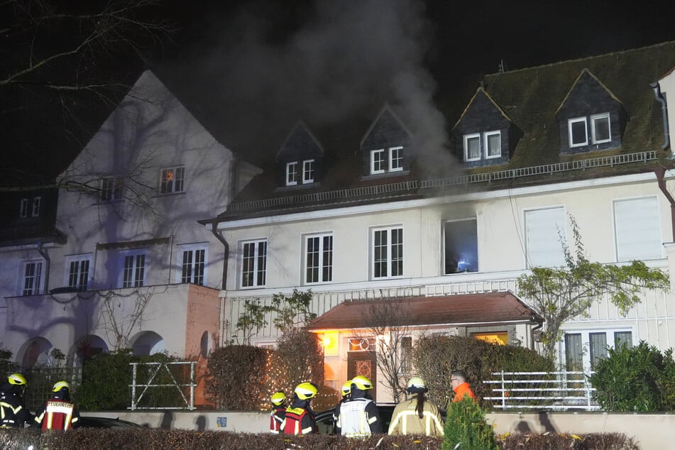 Dichter Rauch drang aus dem Gebäude.