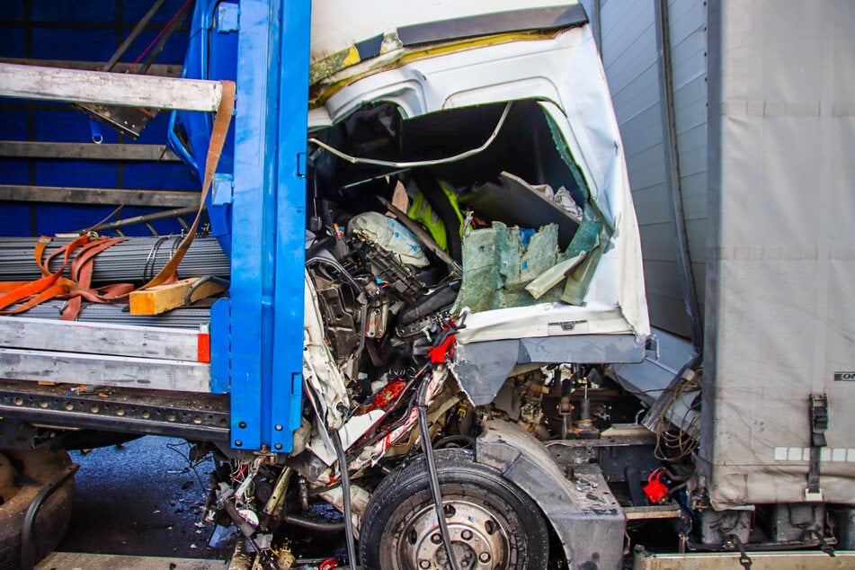 Der 32-jährige Lkw-Fahrer raste in einen vor ihm stehenden Lastwagen und wurde im Führerhaus eingeklemmt.