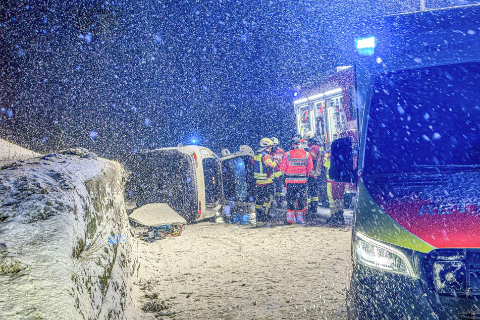 Auch im Schwarzwald hat es gekracht. Ein 48-Jähriger fuhr am Freitag mit seinem Dacia auf der B500 von Furtwangen in Richtung Triberg. Im Ortskern von Schönwald kollidierte er mit einem Schneeräumfahrzeug. Ein Alkoholtest ergab 2,26 Promille.