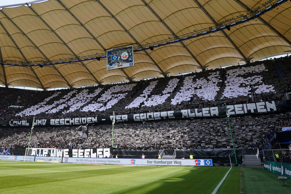 "Loyal und bescheiden - der Größte aller Zeiten" stand auf einem Spruchband beim Spiel gegen Hansa Rostock nach Uwe Seelers Tod.