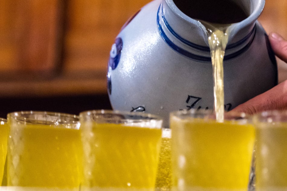 In Frankfurt wird "Ebbelwoi" traditionell aus einem irdenen Krug, dem "Bembel", in ein spezielles Glas eingeschenkt, das "Gerippte".