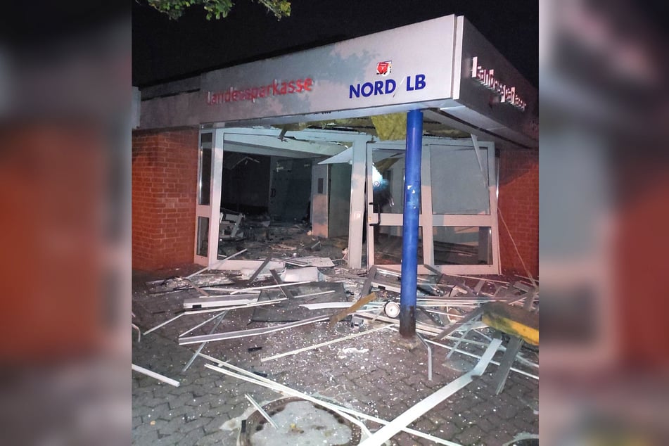 Auch das Bankgebäude selbst nahm durch die Explosion einen großen Schaden.