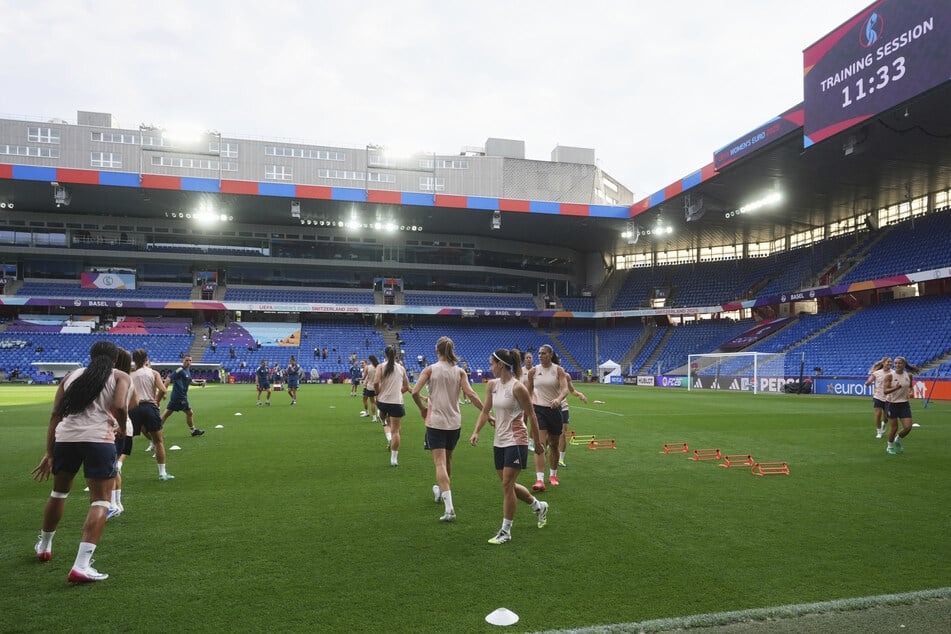 Am Sonntag kämpfen die Spanierinnen im St. Jakob Park um die EM-Krone gegen England. In der Schweiz wird an dem Tag aber auch noch bei den Männern Erstliga-Fußball gespielt.