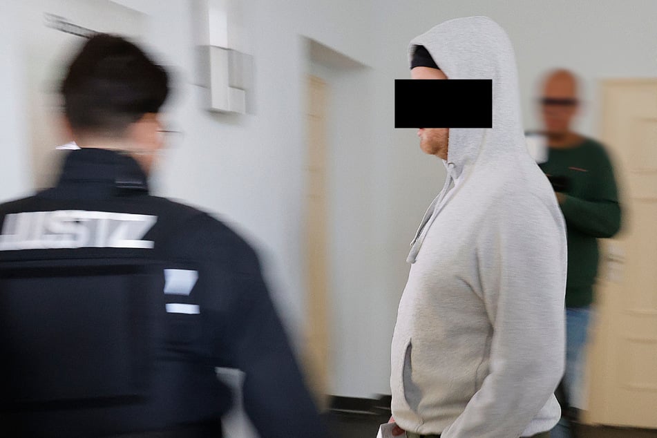 Alexander W. (30) täuschte eine brutale Attacke vor und ließ sich verstümmeln. Dafür muss er nun Strafe zahlen.