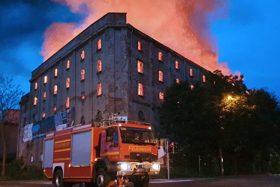 Denkmal in Flammen: Die ehemalige Malzfabrik in Niedersedlitz brannte schon öfters, zuletzt im Mai 2024.