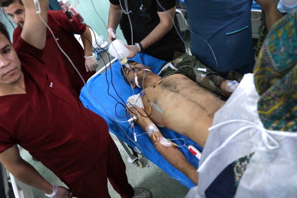 Ein verletzter Demonstrant kämpft im Krankenhaus um sein Leben.