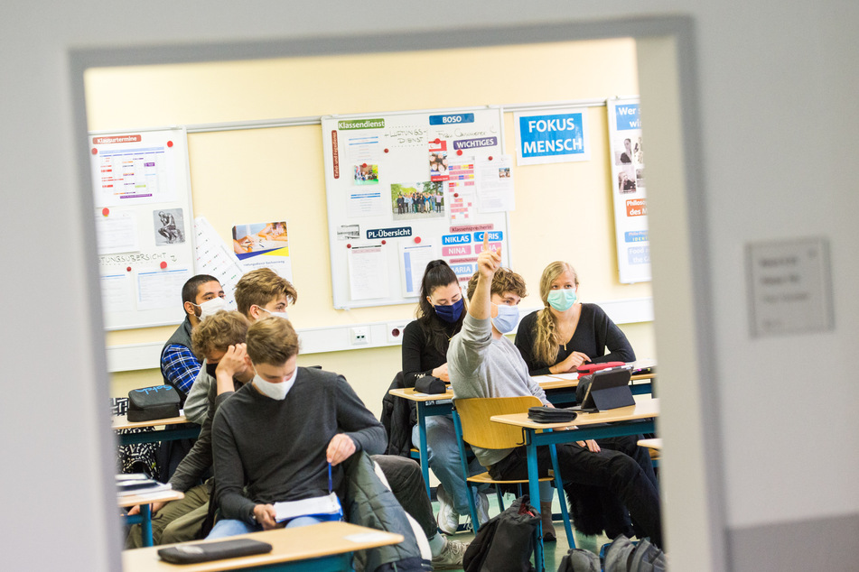 Vor allem in Schulen stelle die Pflicht, eines Mund-Nasen-Schutz zu tragen, einen "deutlich gravierenderen Eingriff" dar.