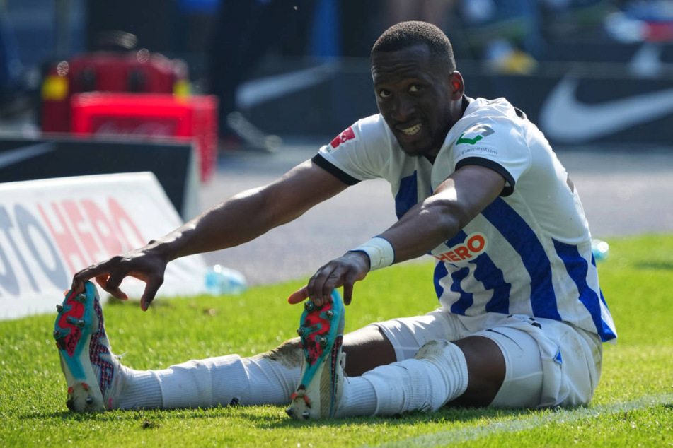 Bloß keine Verletzung riskieren: Dodi Lukebakio (25) hat von Hertha BSC ein Spielverbot erteilt bekommen, damit sein geplanter Verkauf nicht gefährdet wird.