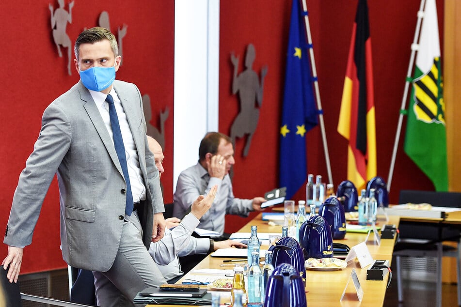 Martin Duligs (46, SPD) Maske deutet es an: Die Verhandlungen standen ganz im Zeichen von Corona.