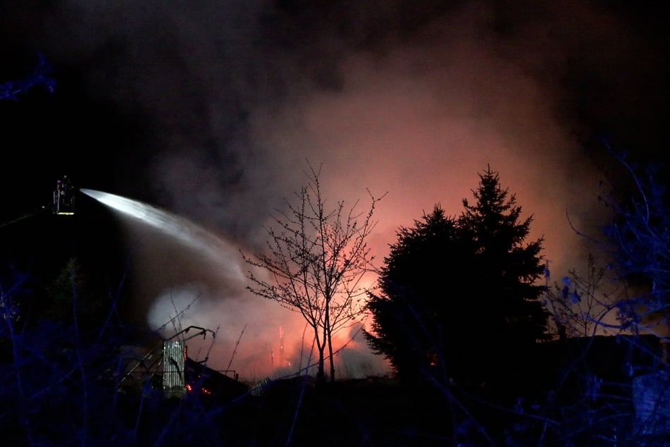 Die Feuerwehr kämpfte mehrere Stunden gegen die Flammen und die starke Rauchentwicklung.