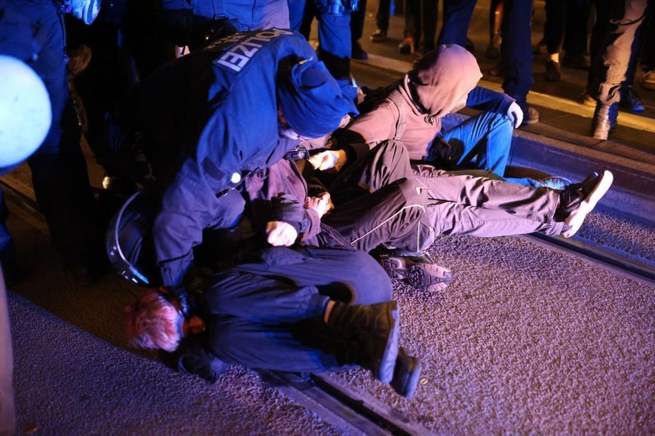 In Leipzig räumte die Polizei Gegendemonstranten, die sich mit Sitzblockaden dem montäglichen Protest aus dem Lager der Querdenker entgegengestellt hatten.