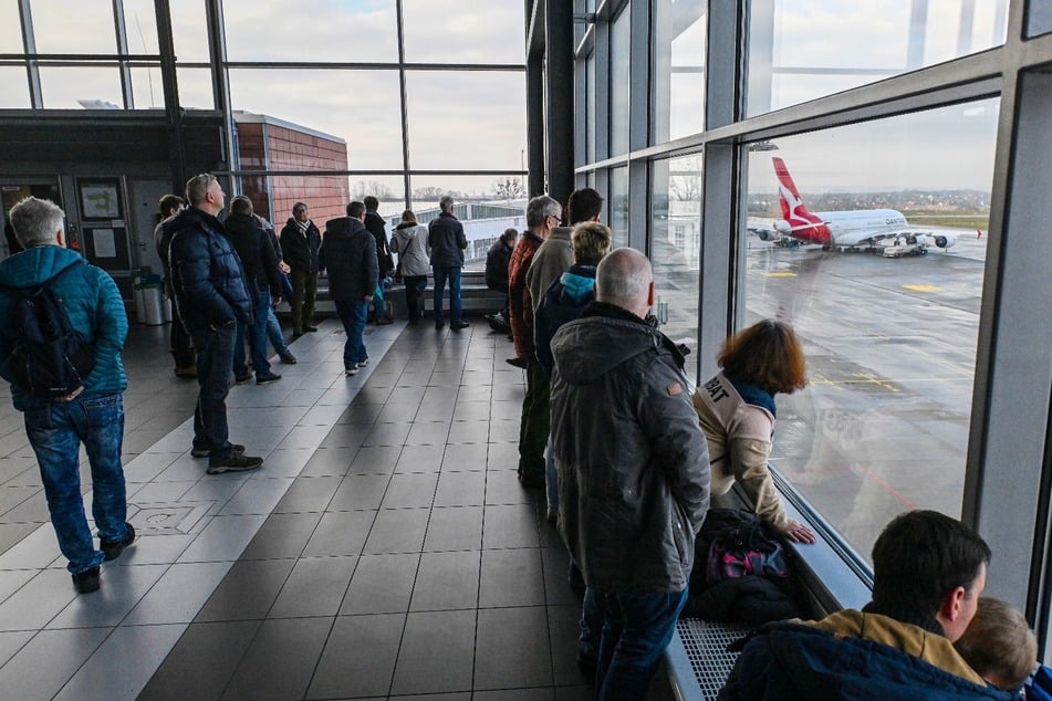 Nach langem Warten gabs für Besucher die große Enttäuschung: Der Mega-Liner wird wegen technischer Probleme vorerst nicht abheben.