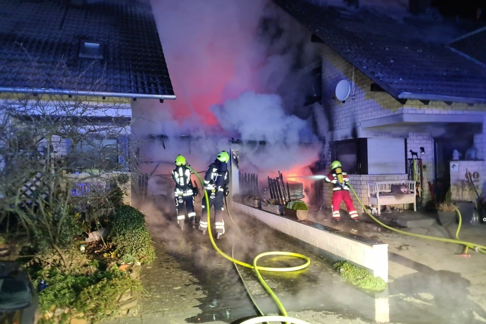 Donnerstagnacht hat ein Feuer in Sankt Augustin nicht nur zwei Carports mit jeweils einem Auto zerstört, sondern auch zwei Häuser unbewohnbar gemacht.
