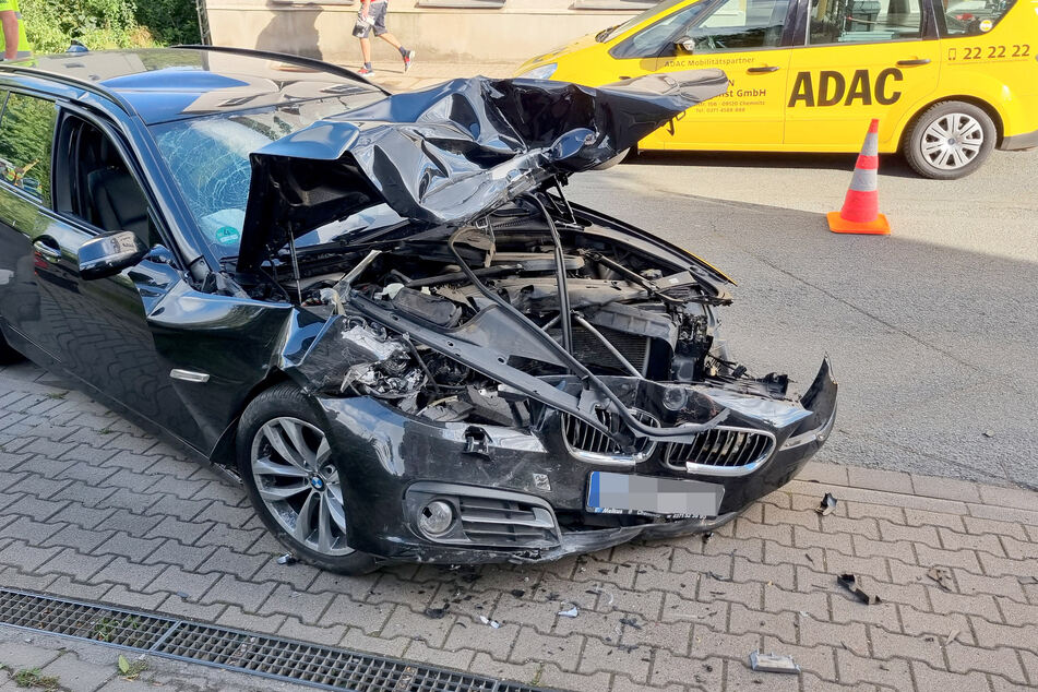 Der BMW ist am Dienstag in Chemnitz gegen eine Hauswand geprallt.